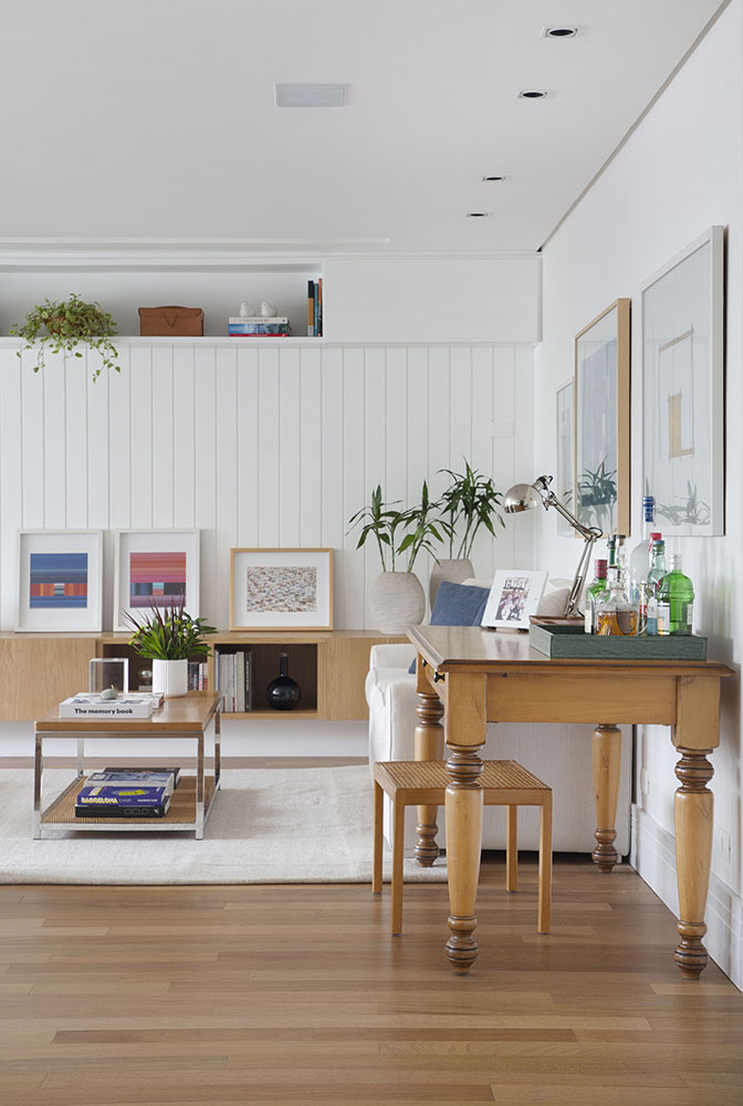 Apartamento no Itaim Bibi da arquiteta Cecília Teixeira, sócia da arquiteta Bitty Talbot no escritório Brise Arquitetura _ foto 6-mesa-madeira-quadro-sala Apartamento no Itaim Bibi da arquiteta Cecília Teixeira, sócia da arquiteta Bitty Talbot no escritório Brise Arquitetura _ foto 6-mesa-madeira-quadro-sala