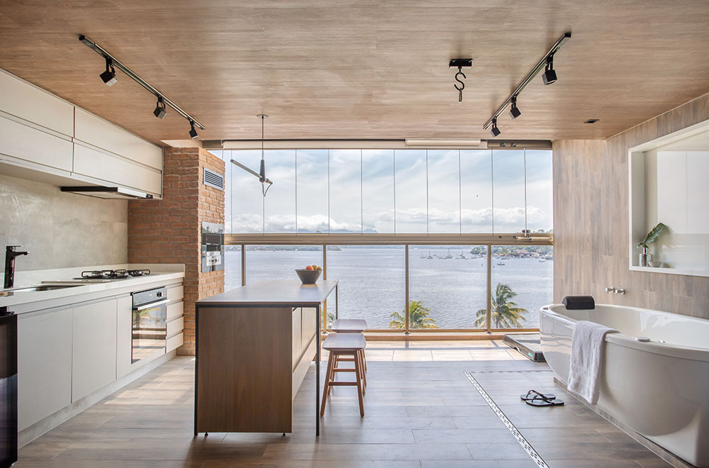 Apartamento tipo loft com 45m2 assinado pela J1 ARQUITETURA E ENGENHARIA _ foto 2-varanda-madeira-cozinha-clean-janela Cozinha toda revestida em madeira com bancada. Grande janela