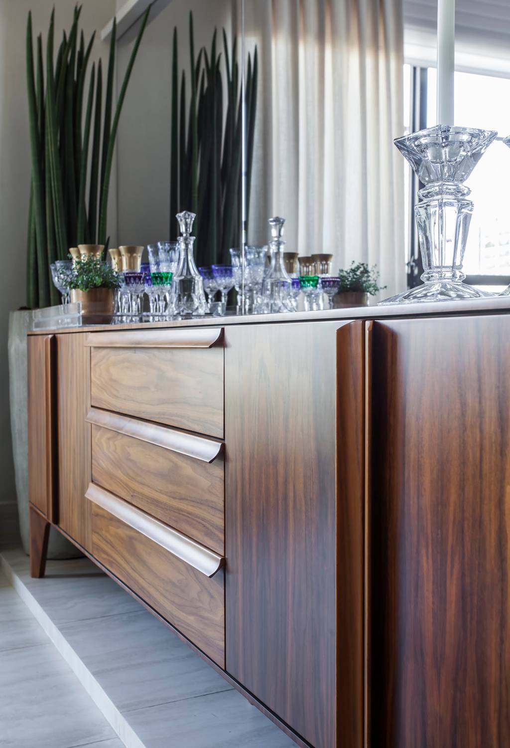 Buffets-da-sala-e-jantar-dicas-de-como-escolher-10 Nesse buffet em madeira Nogueira, um mix entre portas, gavetas e uma grande extensão de tampo, que permite a exposição de taças e outros objetos decorativos