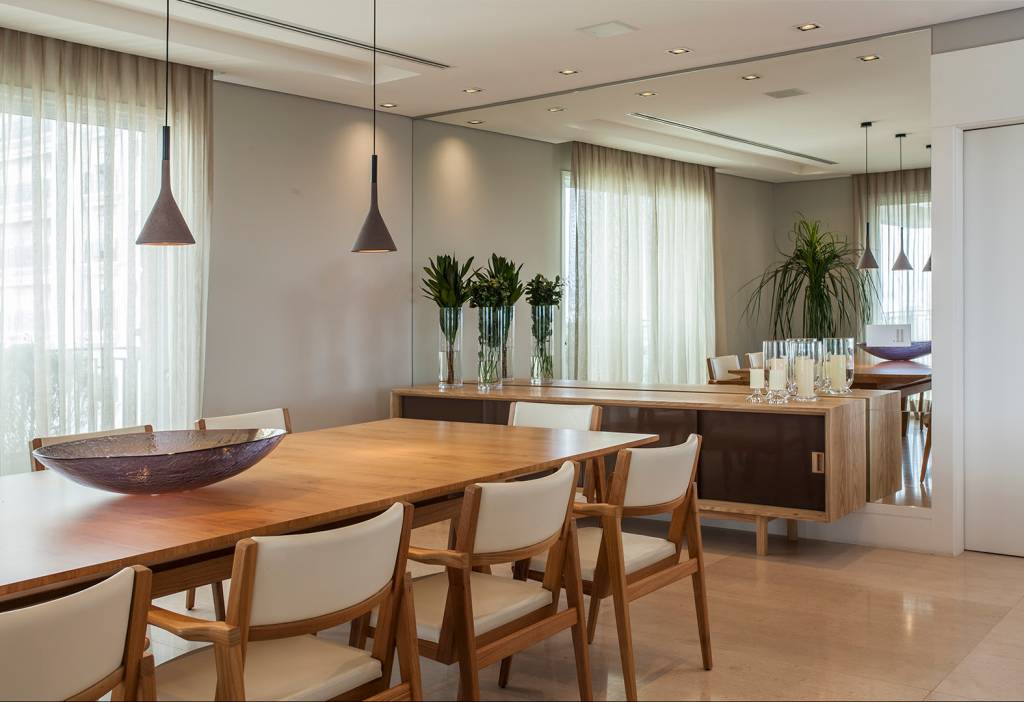 Buffets-da-sala-e-jantar-dicas-de-como-escolher-11 O buffet foi escolhido como uma peça leve para guardar as louças da moradora. Seu acabamento em madeira forma o equilíbrio perfeito entre a decoração e a paleta de cores do ambiente