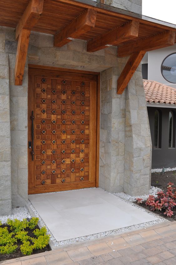 Como-definir-a-porta-certa-para-a-casa-02 Porta de madeira cheia de detalhes