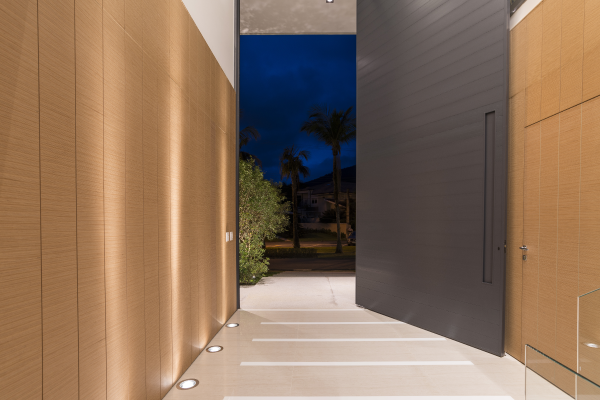 Como-definir-a-porta-certa-para-a-casa-11 Porta em grande escala na cor cinza