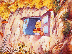 Imagem do Ursinho Pooh aproveitando a chegada do outono