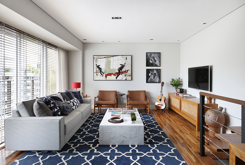 Projeto Márcio Campos Arquitetura – Triplex Paraíso I Foto Mariana Orsi (17)-sala-tv-sofa-poltrona-mesa-centro-tapte Living com sofá, poltrona, rack e tapete azul