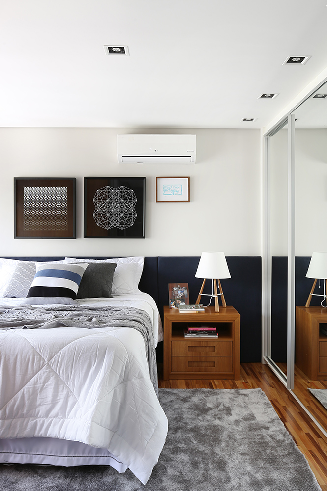 Projeto Márcio Campos Arquitetura – Triplex Paraíso I Foto Mariana Orsi (39)-quarto-cama-espelho-mesinha-lateral-cabeceira Quarto com cama, quadros na parede, cabeceira e armário com porta espelhada