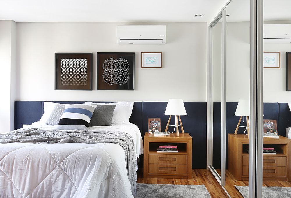 Projeto Márcio Campos Arquitetura – Triplex Paraíso I Foto Mariana Orsi (41)-quarto-cama-mesinha-lateral-espelho Quarto com cama, quadros na parede, cabeceira e armário com porta espelhada