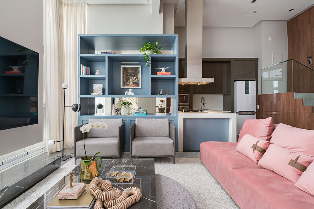 apto-jk-spaço-interior-251-living-sofa-pe-direito-duplo-estante-poltrona living-sofa-pe-direito-duplo-estante-poltrona
