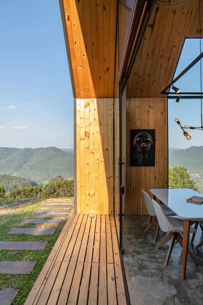 cabana-contemporanea-glamping-caxias-do-sul-guilherme-jordani-fachada-cabana-steel-frame-madeira-ceu-montanha Detalhe da entrada de cabana contemporânea construída em steel frame com acabamento em madeira e vista da paisagem montanhosa.