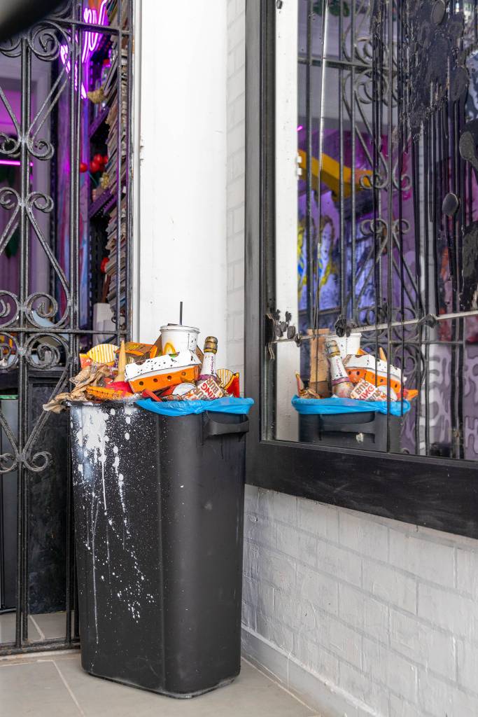casa-ou-galeria-de-arte-conheca-o-lar-que-e-pura-arte-casa.com-anderson-thives-andre-nazareth-11 Cesto de lixo com embalagens de fast food em canto da sala
