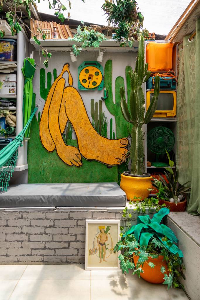 casa-ou-galeria-de-arte-conheca-o-lar-que-e-pura-arte-casa.com-anderson-thives-andre-nazareth-12 Abapuru, quadro de Tarsila do Amaral, representado em parede com canto alemão
