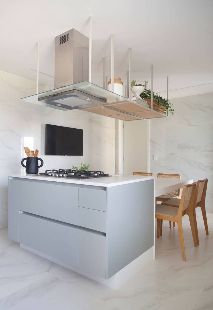 casal-reforma-apartamento-a-beira-mar-para-acolher-filhos-que-moram-longe-casa.com-paula-muller-denilson-machado-mca-estudio-14 Ilha do cooktop