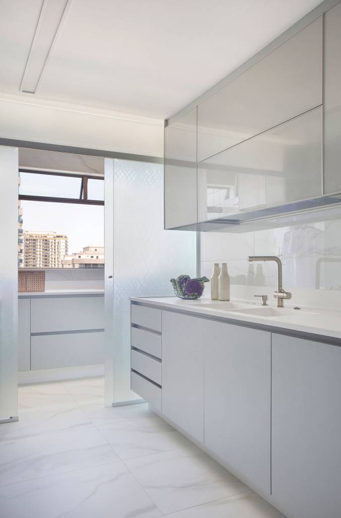 casal-reforma-apartamento-a-beira-mar-para-acolher-filhos-que-moram-longe-casa.com-paula-muller-denilson-machado-mca-estudio-15 Cozinha