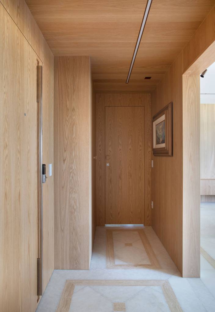 casal-reforma-apartamento-a-beira-mar-para-acolher-filhos-que-moram-longe-casa.com-paula-muller-denilson-machado-mca-estudio-19 Hall para os quartos