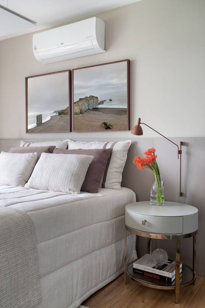casal-reforma-apartamento-a-beira-mar-para-acolher-filhos-que-moram-longe-casa.com-paula-muller-denilson-machado-mca-estudio-29 Quarto com mesa lateral e quadro na cabeceira da cama