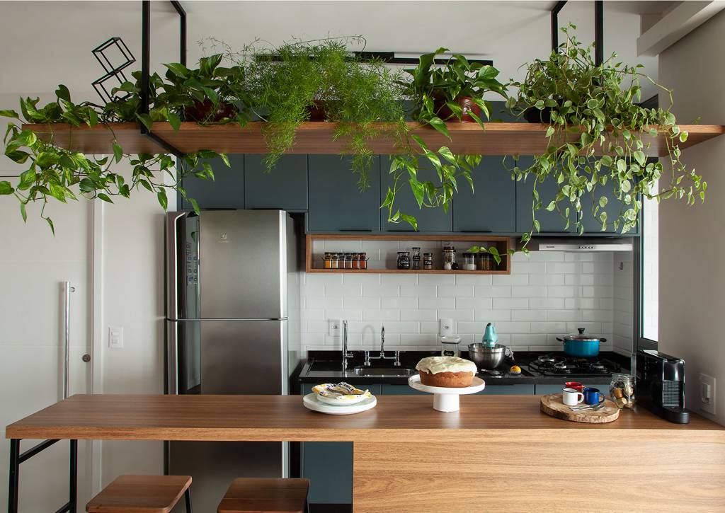 como-decorar-espacos-integrados-arquitetas-dao-dicas-casa.com-tesak-arquitetura-luis-gomes-2 Nessa cozinha integrada ao estar projetada pela Tesak Arquitetura, foi a bancada com espaço para banquetas que serviu como setorizador de ambientes