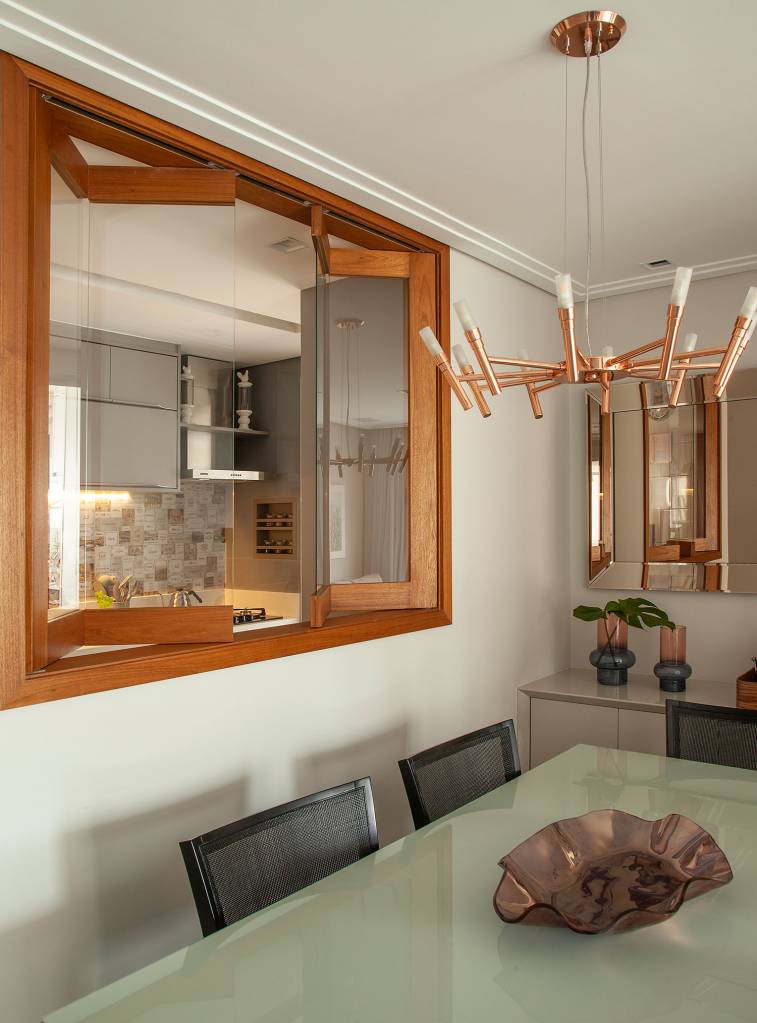 como-decorar-espacos-integrados-arquitetas-dao-dicas-casa.com-tesak-arquitetura-luis-gomes-4 Soluções diferenciadas: no primeiro projeto, Bianca Tedesco e Viviane Sakumto usaram a cristaleira como divisória de ambientes. No segundo, foi o passa-pratos que garantiu integração