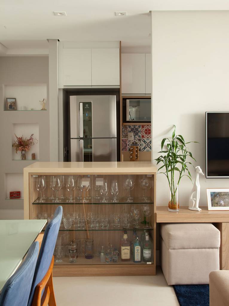 como-decorar-espacos-integrados-arquitetas-dao-dicas-casa.com-tesak-arquitetura-luis-gomes-5 Soluções diferenciadas: no primeiro projeto, Bianca Tedesco e Viviane Sakumto usaram a cristaleira como divisória de ambientes. No segundo, foi o passa-pratos que garantiu integração