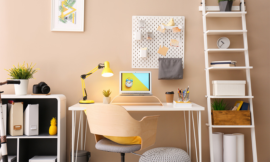 dicas-decorar-cantinho-estudos-designcafe Home office; cantinho de estudos; mesa branca com cadeira rosa; parede rosa clara