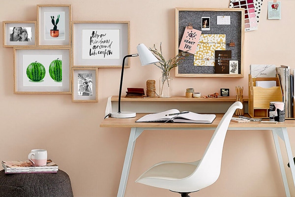 dicas-decorar-cantinho-estudos-my-decorative Cantinho de estudos; home office; cadeira eams branca com mesa pequena; quadros na parede; luminária