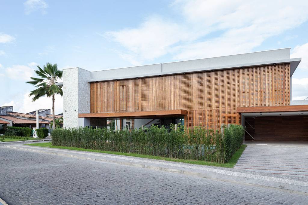 estilo-contemporaneo-guia-construcao-da-casa-muxarabi-na-bahia-casa.com-sidney-quintela-gabriela-daltro-2 Fachada da casa, coberta com muxarabi gramado alto