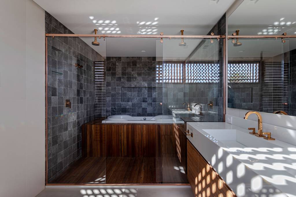 estilo-contemporaneo-guia-construcao-da-casa-muxarabi-na-bahia-casa.com-sidney-quintela-gabriela-daltro-38 Banhiro do casal, com revestimento de tijolinho em tons de cinza e madeira, com pia em pedra branca e banheira