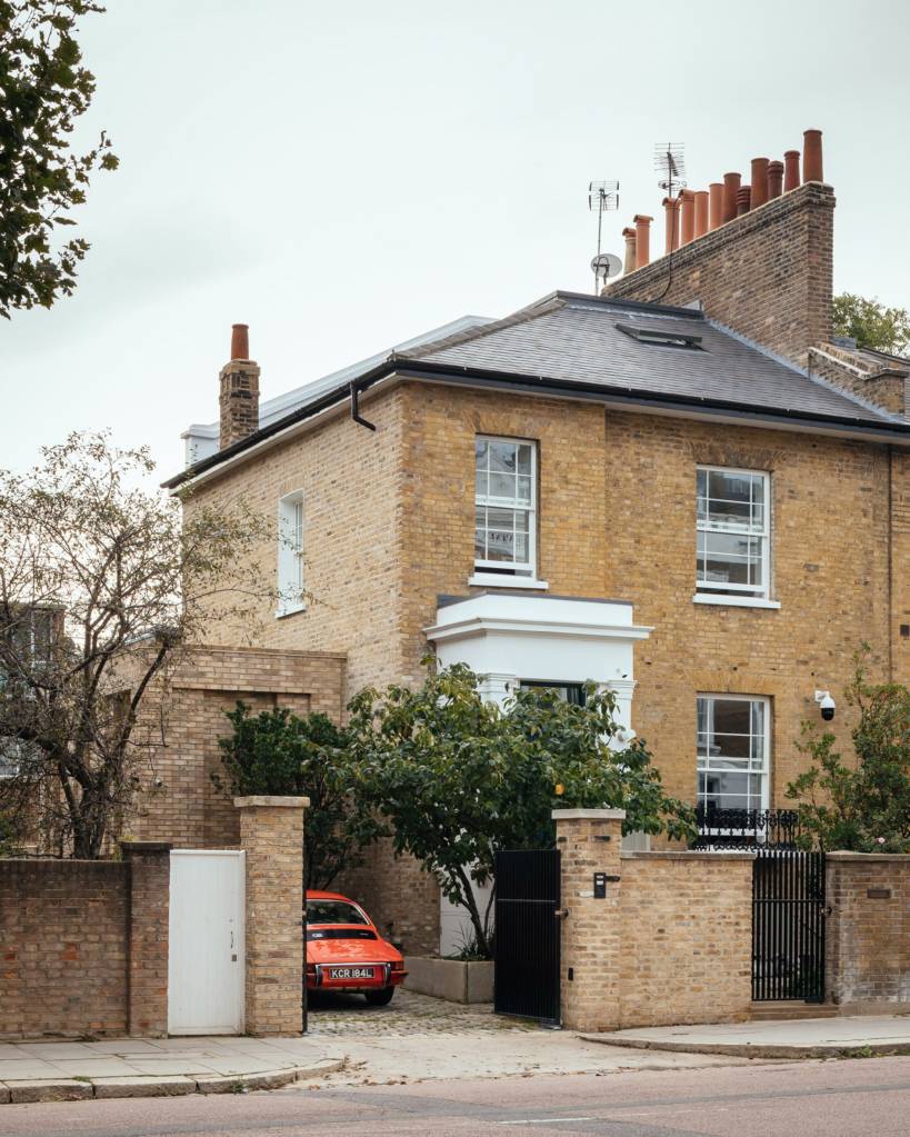 house-primrose-hill-jamie-fobert-architects_dezeen_2364_col_6-scaled Fachada de casa vitoriana em Londres, com carro vermelho esportivo na garagem sob pergolado de plantas