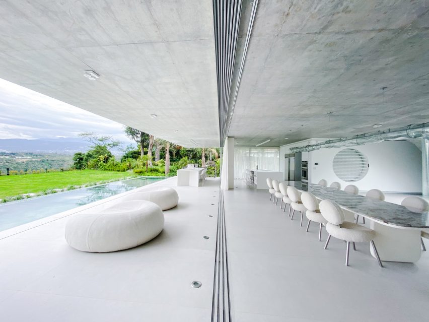projeto-casa-circunda-arvore-de-magnolia-casa.com-estudio-felipe-escudero-hakey-lee-4-vista-para-piscina Sala de jantar a área da piscina