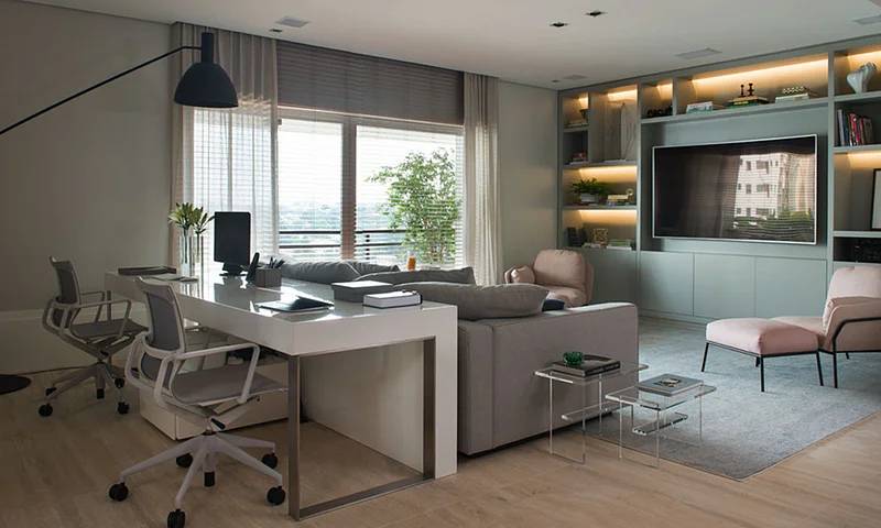 Home office e TV juntos. O rack em tons suaves acompanha perfeitamente este espa&ccedil;o para ambas as atividades no mesmo ambiente. Projeto de Fernanda Moreira Lima