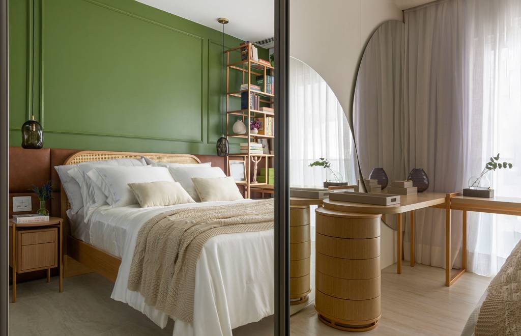 Quarto com tons de verde, dourado e madeira