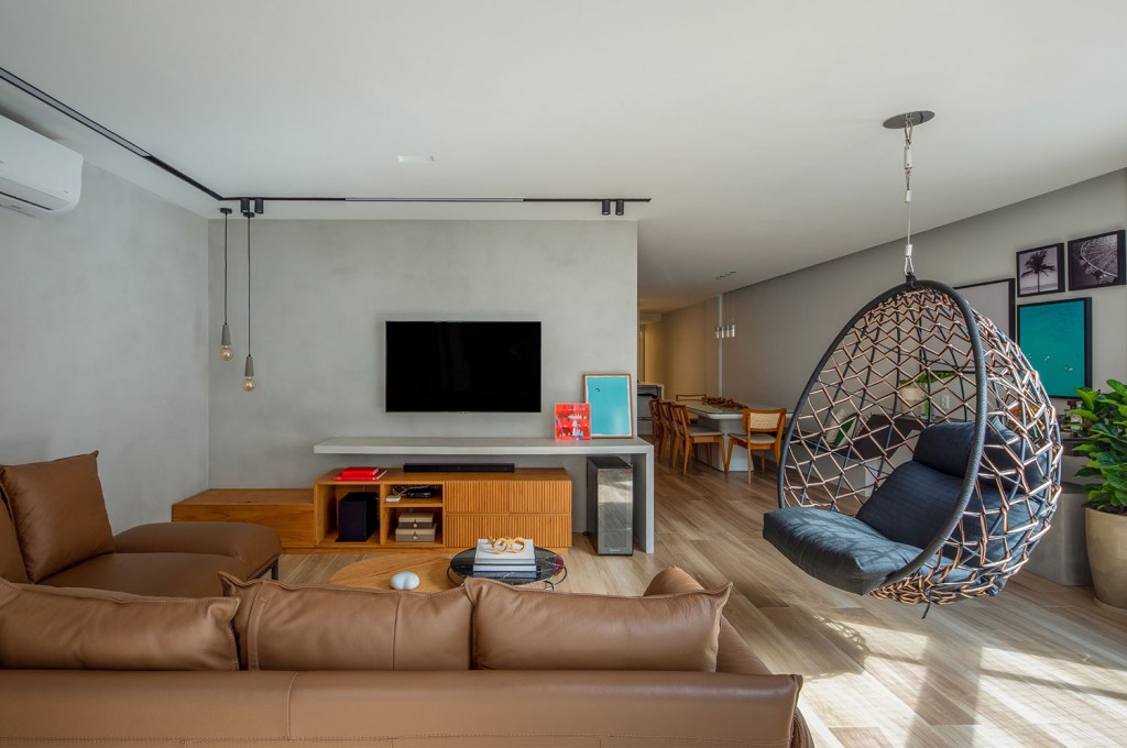 Sala de estar integrada com varanda gourmet com balanço preso ao teto