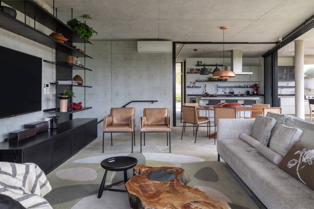 10-design-brasileiro-inspira-projeto-desta-casa-de-380-m-2-no-interior-de-sao-paulo Sala de estar com parede de concreto e décor neutro
