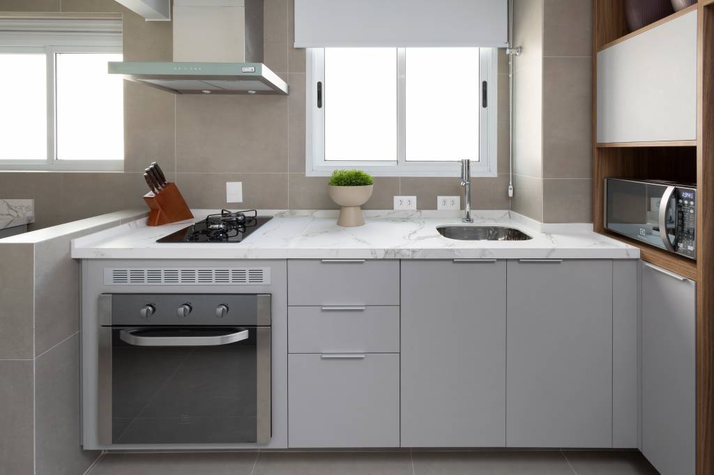12-dúplex-de-70-m-2-resgata-paixão-pelo-forró-e-nordeste-no-décor Cozinha cinza