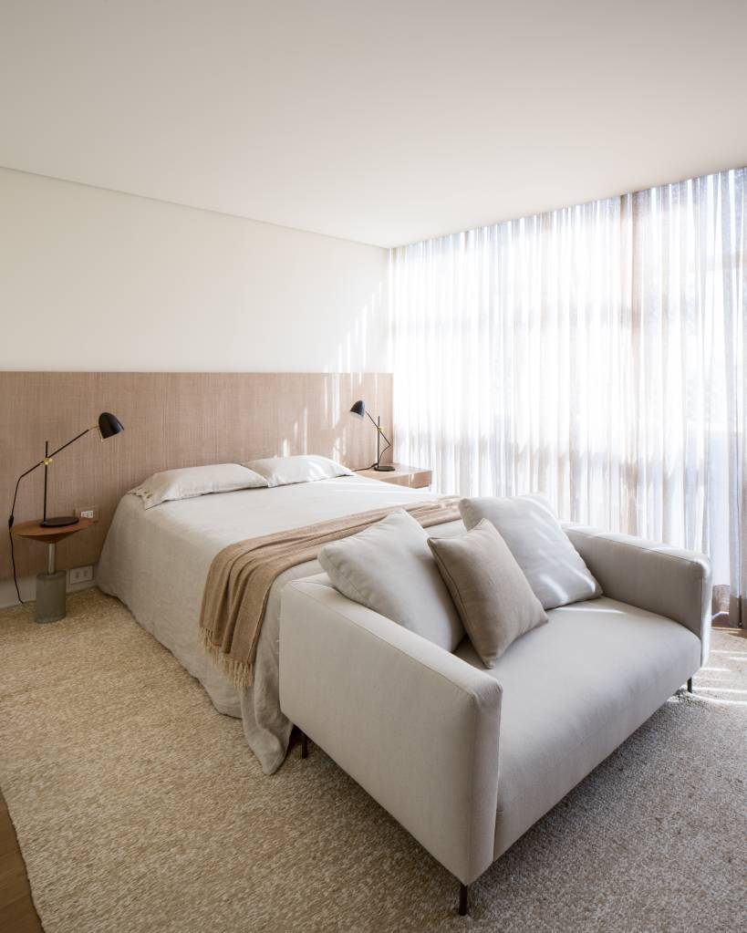13-base-neutra-cores-escuras-e-design-assinado-formam-este-apê-de-170-m-2 Quarto com décor neutro, sofá na frente da cama