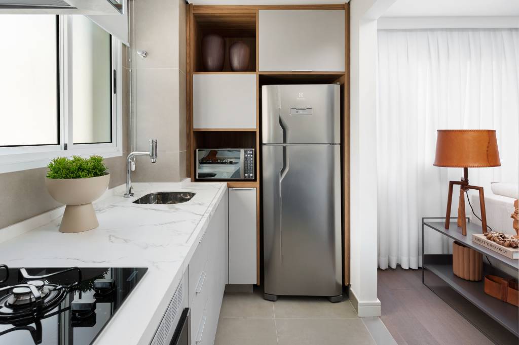 13-dúplex-de-70-m-2-resgata-paixão-pelo-forró-e-nordeste-no-décor Cozinha integrada à sala