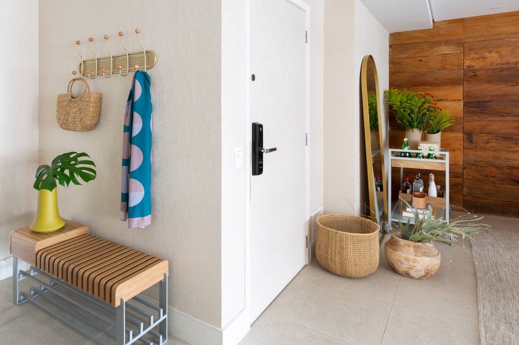 15-contemporaneo-e-boho-chic-com-toques-rusticos-confira-ape-de-300-m-2 Entrada de apartamento com chapelaria e banco de madeira