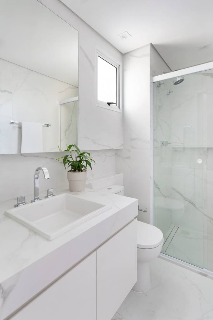 15-dúplex-de-70-m-2-resgata-paixão-pelo-forró-e-nordeste-no-décor Banheiro branco com mármore