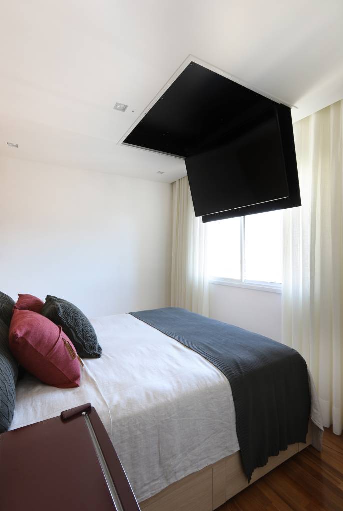 15-tons-neutros-integração-e-armazenamento-definem-apê-de-130-m-2 Quarto branco com TV Suspensa