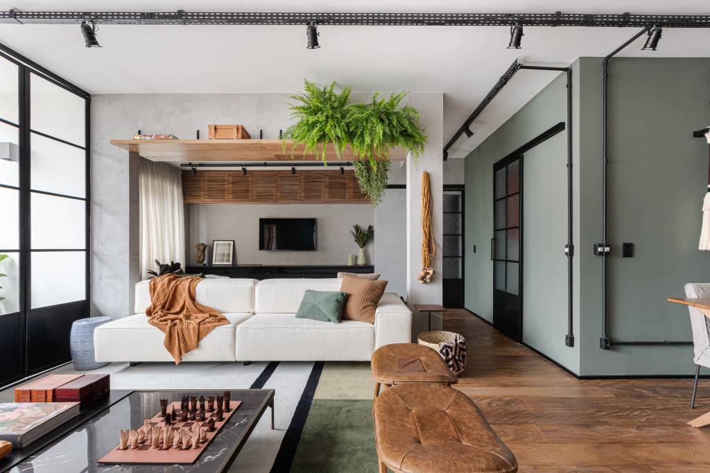 16-ape-de-155-m-2-da-década-de-60-é-renovado-e-ganha-estilo-industrial Sala de estilo industrial com piso de madeira e décor neutro