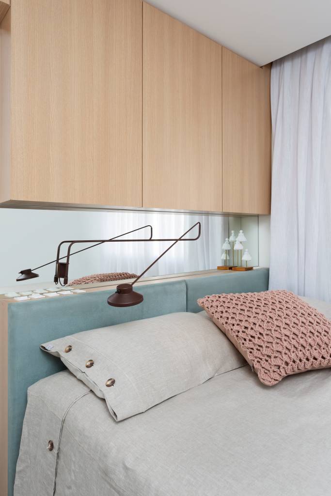 17-dúplex-de-70-m-2-resgata-paixão-pelo-forró-e-nordeste-no-décor Quarto com cabeceira estofada