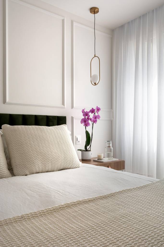 17-estilo-clean-contemporâneo-e-ambientes-integrados-definem-este-apê Quarto de hóspedes com boiserie