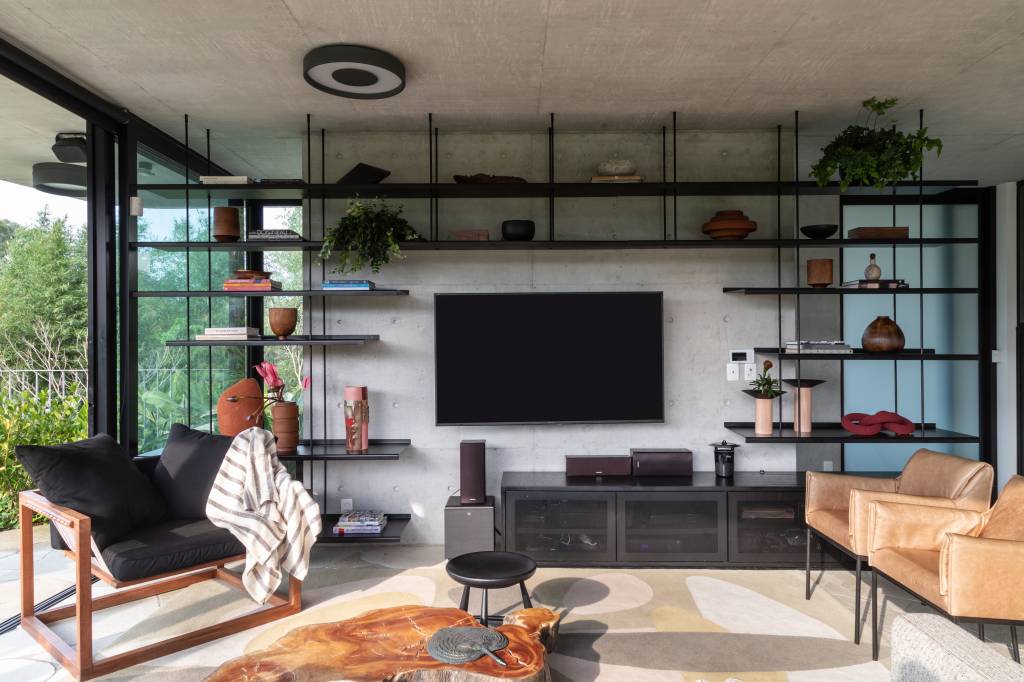 2-design-brasileiro-inspira-projeto-desta-casa-de-380-m-2-no-interior-de-sao-paulo Sala de estar com concreto, madeira e tons neutros