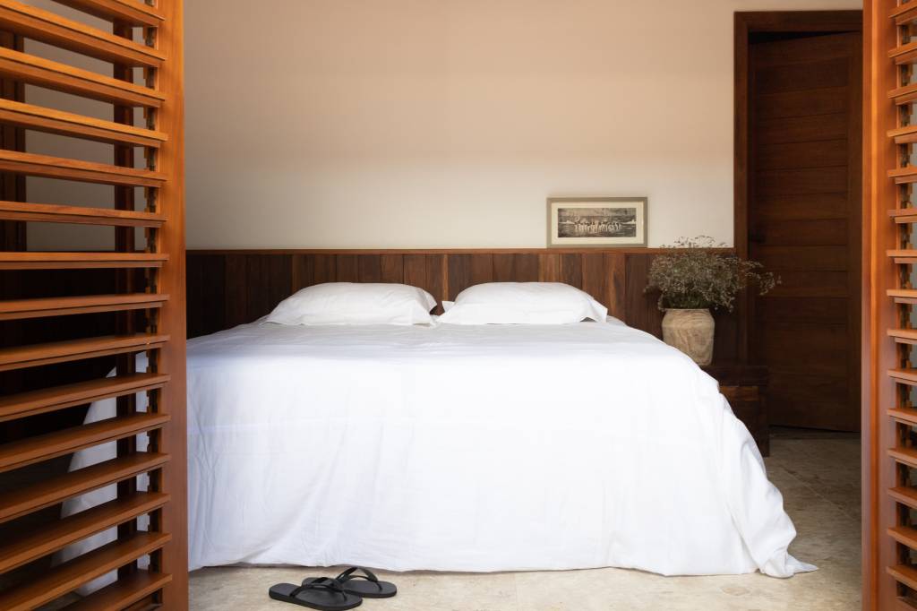20-ar-de-cabana-e-praia-confira-o-projeto-desta-casa-de-250-m-2 Quarto de casal em casa com madeira