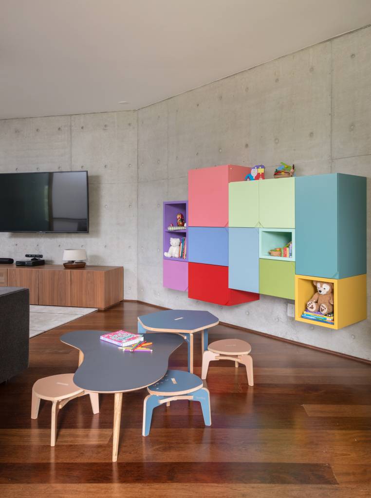 20-design-brasileiro-inspira-projeto-desta-casa-de-380-m-2-no-interior-de-sao-paulo Brinquedoteca com cimento queimado e armários coloridos