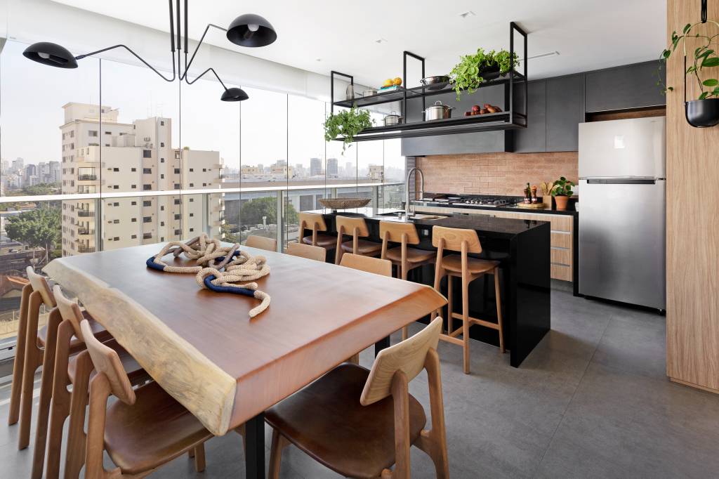 Cozinha na varanda com mesa e cadeiras de madeira