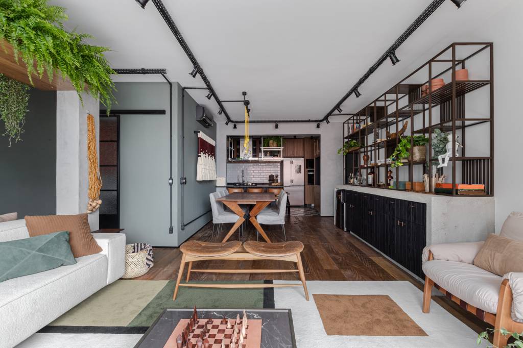 21-ape-de-155-m-2-da-década-de-60-é-renovado-e-ganha-estilo-industrial Sala integrada com cozinha e sala de jantar