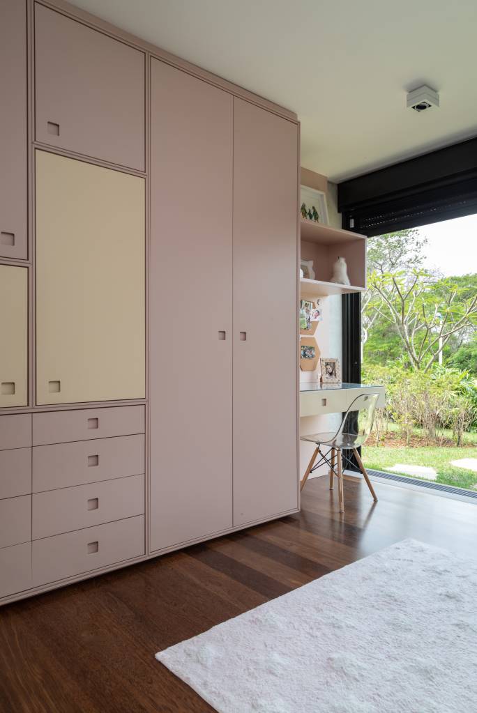 22-design-brasileiro-inspira-projeto-desta-casa-de-380-m-2-no-interior-de-sao-paulo Armário de laca rosa no quarto infantil