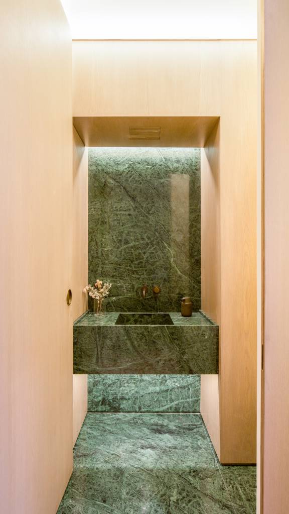 26-base-neutra-cores-escuras-e-design-assinado-formam-este-apê-de-170-m-2 Lavabo com pedra verde