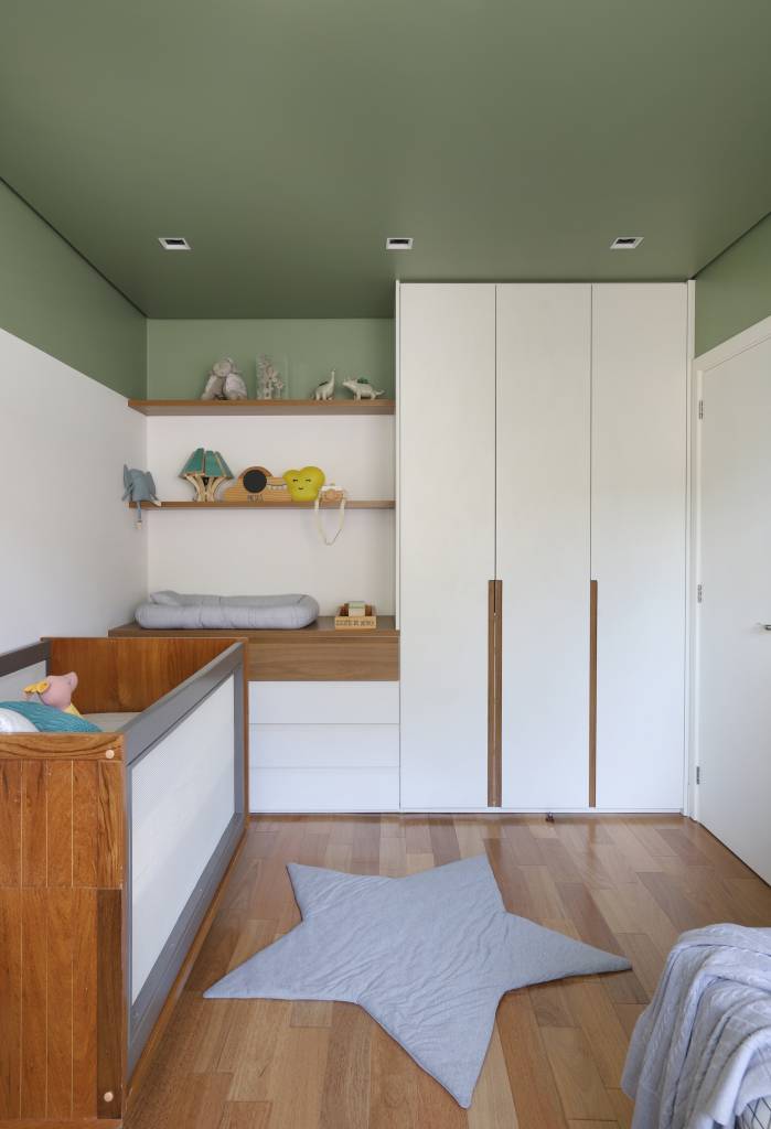 Quarto infantil com detalhes verdes