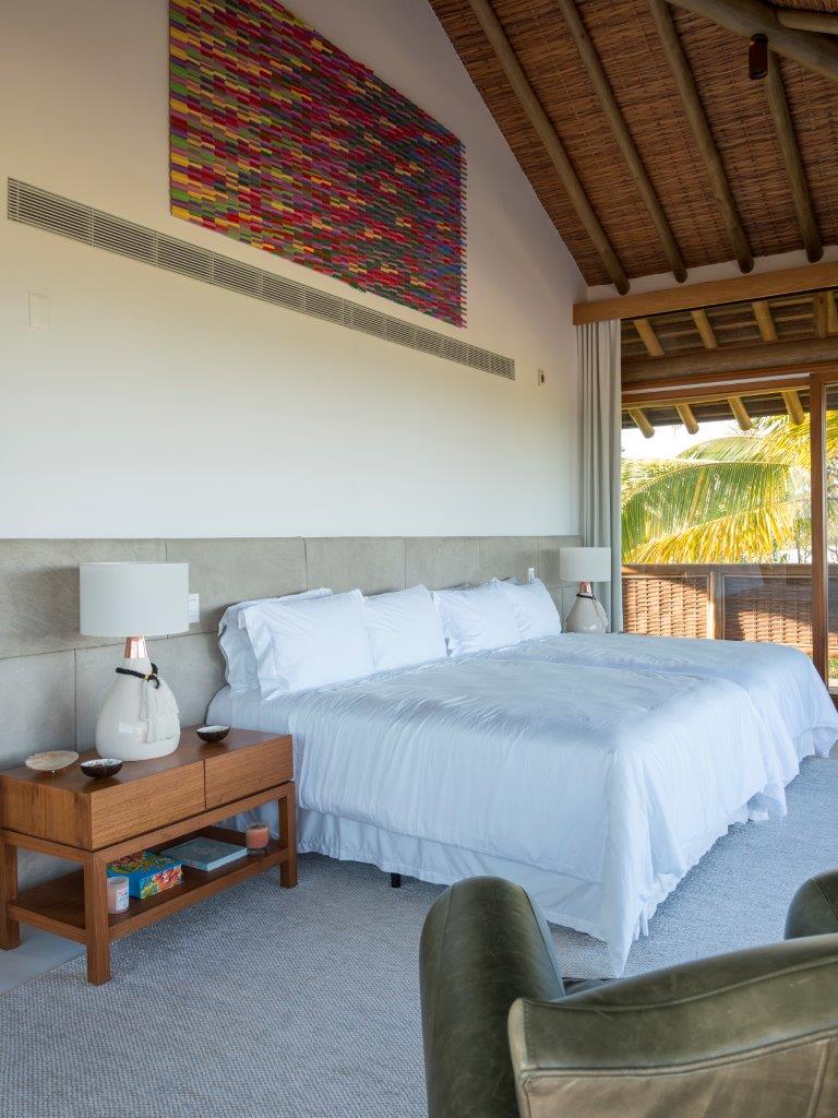 28-casa-de-831-m-2-é-refúgio-natural-para-família-e-amigos Quarto de casal em casa em Trancoso com cabeceira de madeira