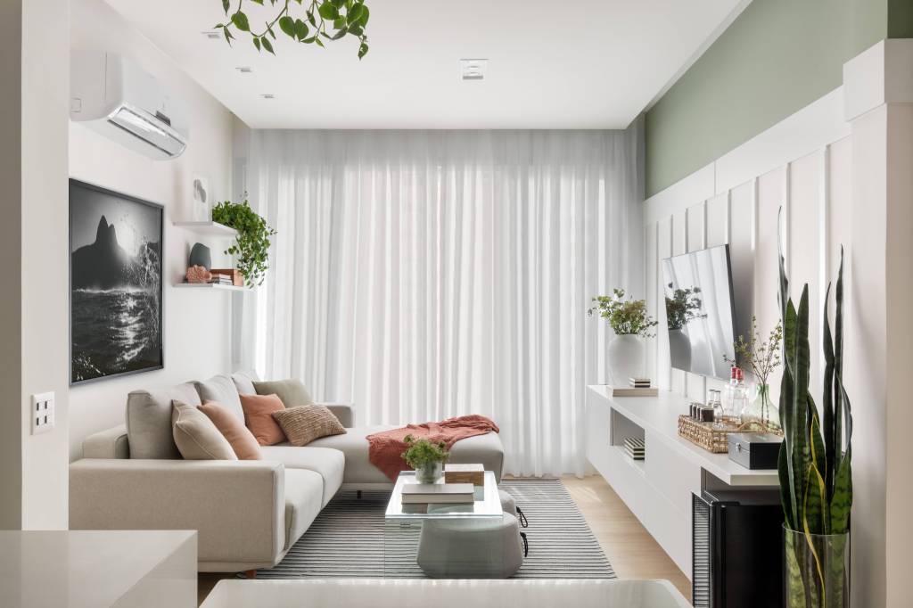 3-estilo-clean-contemporâneo-e-ambientes-integrados-definem-este-apê Sala de estar em tons neutros e detalhes em verde